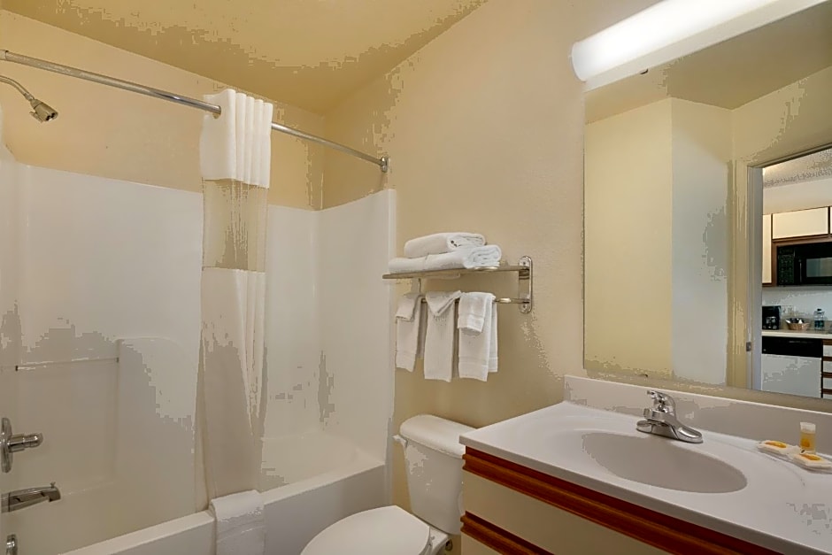 Days Inn & Suites by Wyndham Green Bay WI