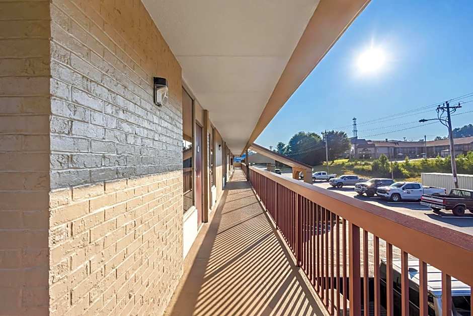 Super 8 by Wyndham Commerce