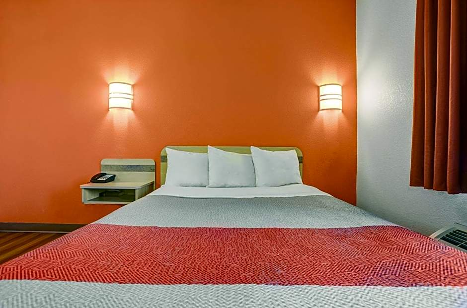 Howard Johnson by Wyndham Lemoore