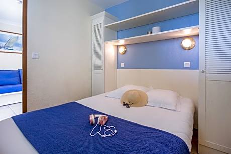 One-Bedroom Apartment with Balcony (4 People) - Street View