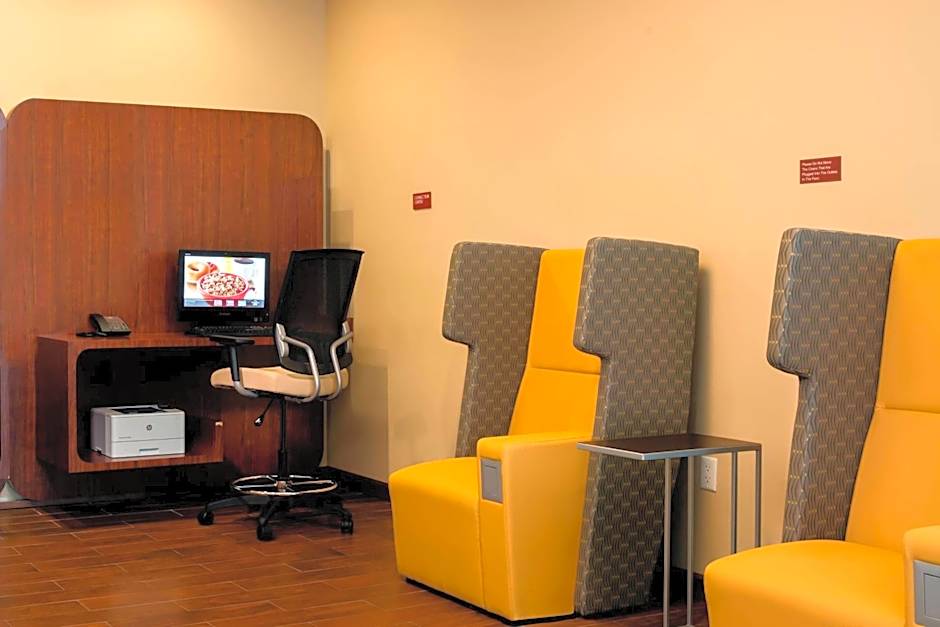 TownePlace Suites by Marriott Orlando at FLAMINGO CROSSINGS Town