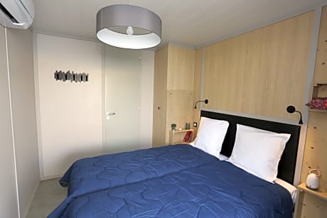 Two-Bedroom LodgeBoat 4 People - Yacht Club Side