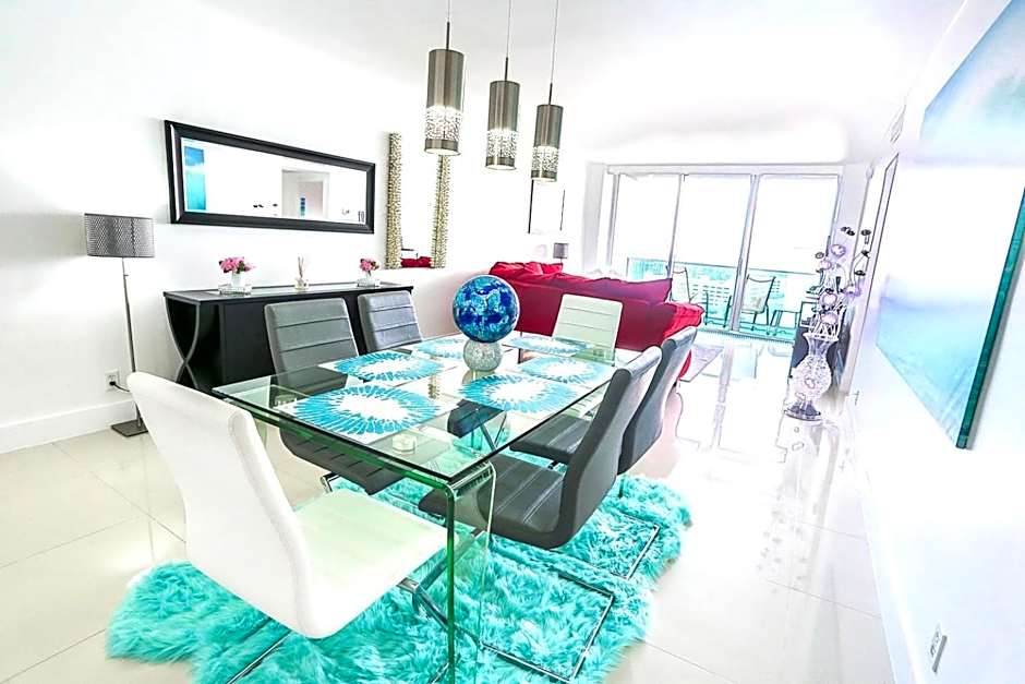 Beautiful penthouse condo with stunning views of both ocean and city
