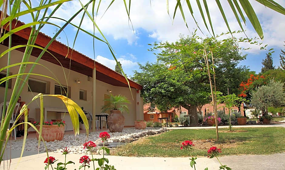 Shaar Hagolan Kibbutz Country Lodging