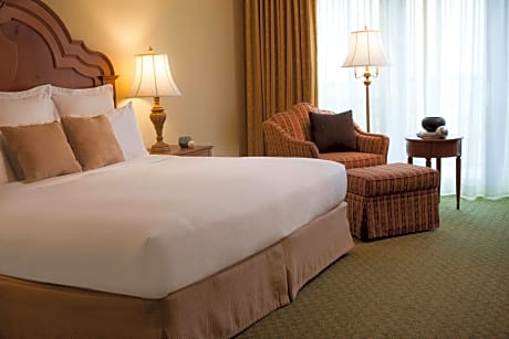 One-Bedroom King Suite with Sofa Bed and Roll-in Shower - Mobility Accessible
