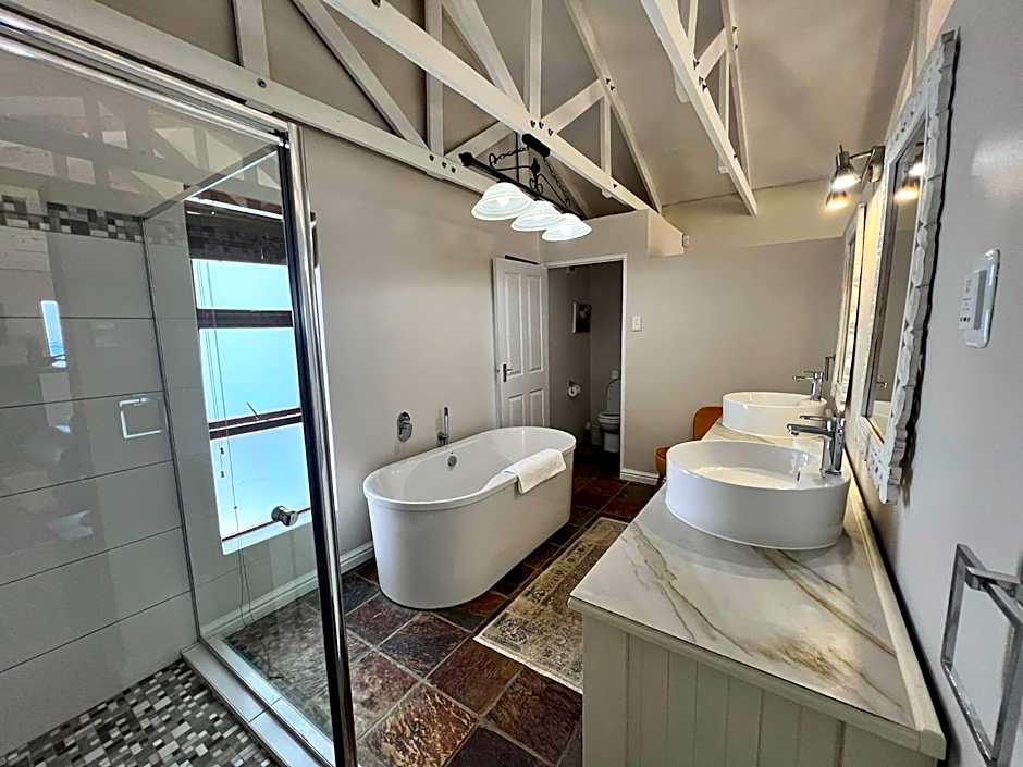 Sea Whisper Guest House & Self Catering