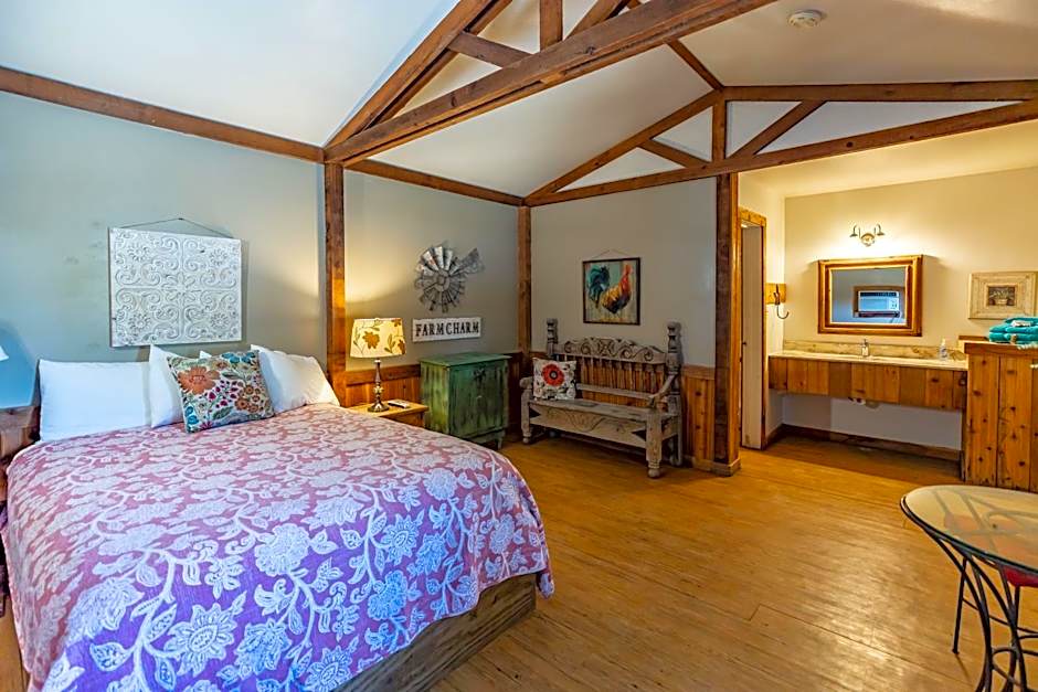 The Historic Leakey Inn