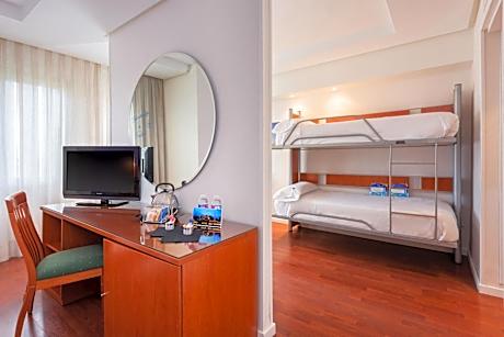 Family Room (2 Adults + 2 Children)