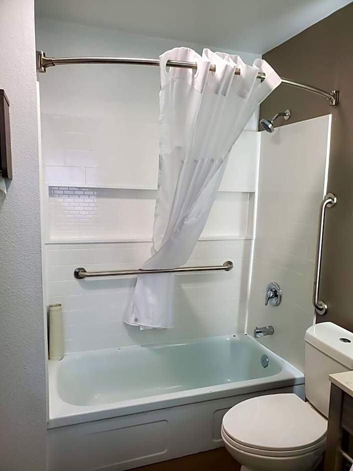 Seven Seas Inn & Suites