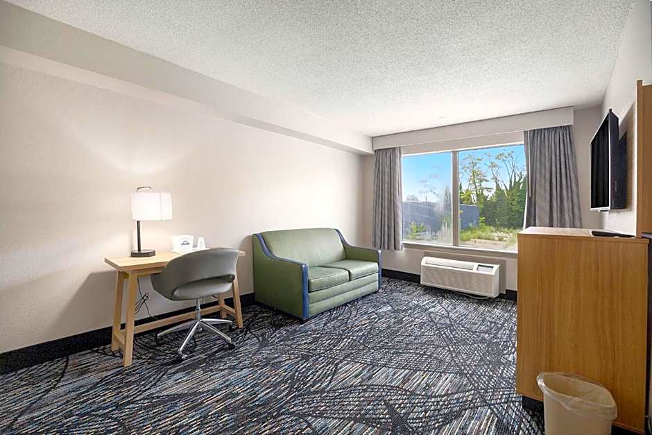 Days Inn & Suites by Wyndham Norton Shores/Muskegon