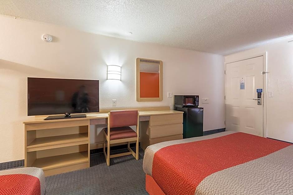 Travelodge by Wyndham Lansing