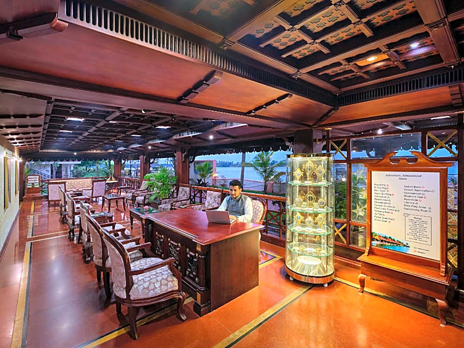 Sterling Lake Palace Alleppey