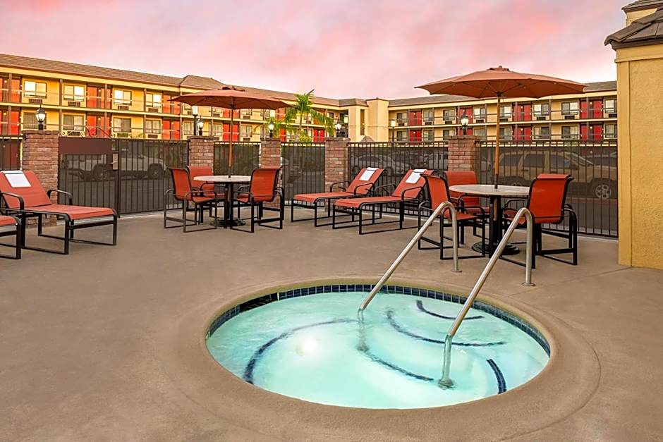 Best Western Plus Raffles Inn & Suites