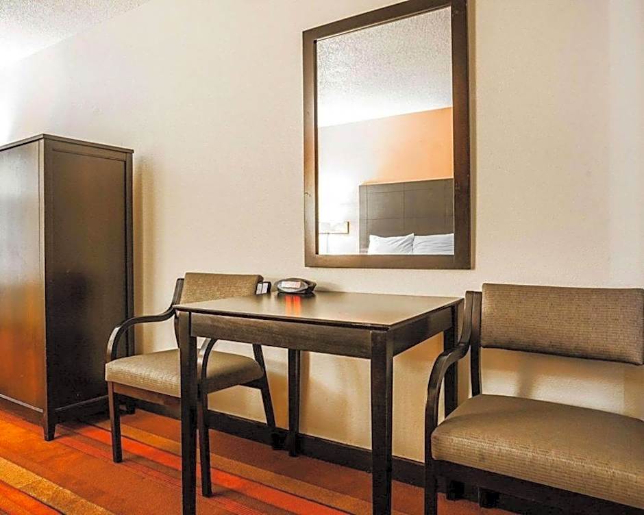 Econo Lodge Urbandale