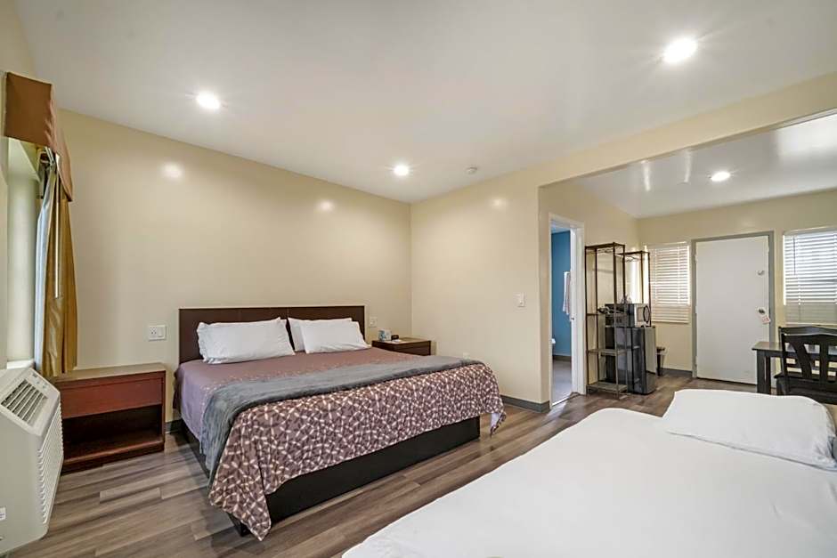 Photo 1 of 4 of Deluxe Studio 1 King Bed