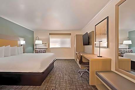 King Room - Disability Access/Non Smoking/Interior Hall