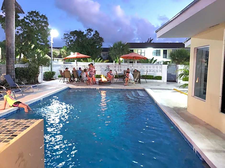Colony Club Inn & Suites