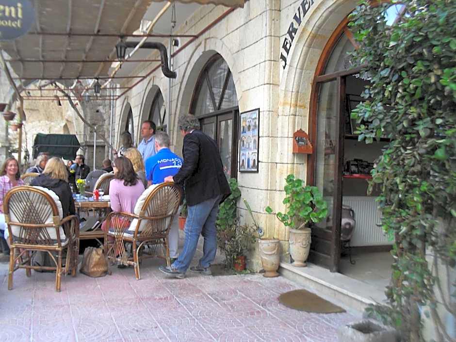 Jerveni Cave Hotel