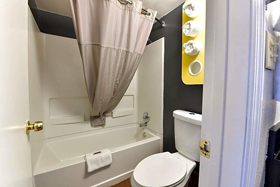 OYO Hotel Valdosta GA I-75