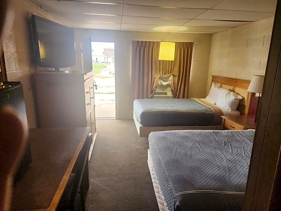 First Inn By OYO Quinter Hwy 70