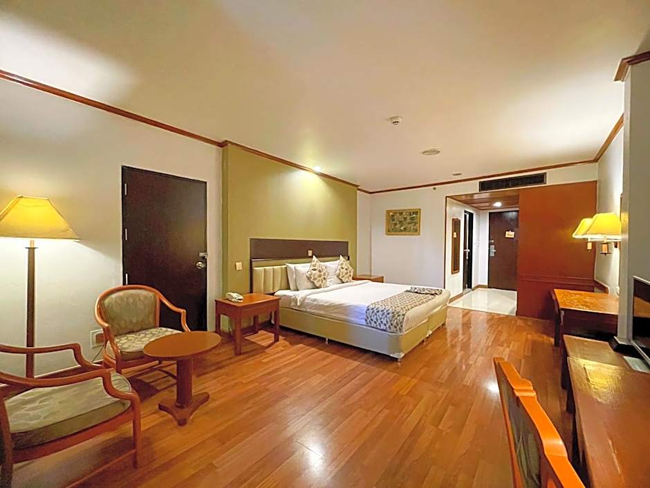 Photo 1 of 9 of Deluxe 1 King Bed