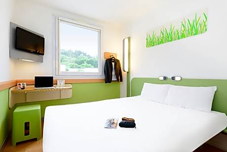 Room with a double bed for 1 person