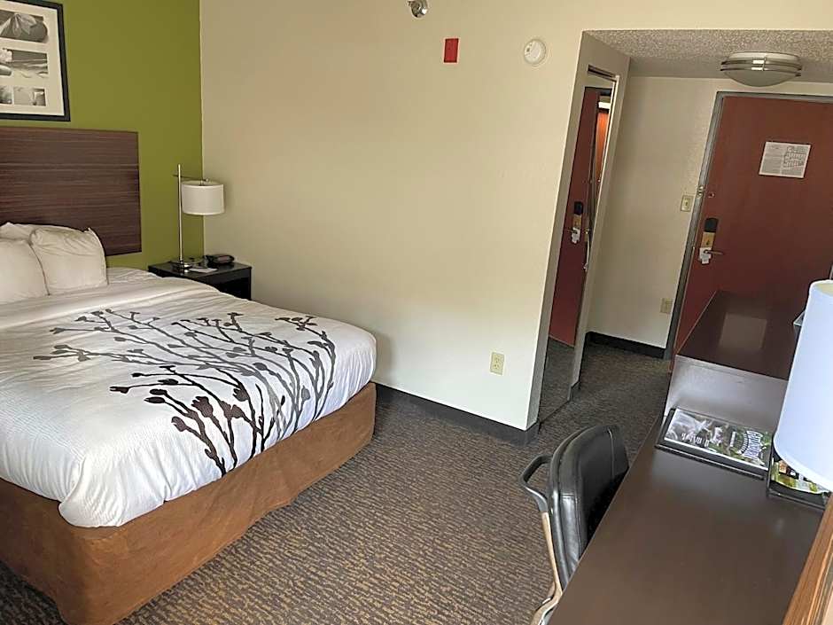 Sleep Inn & Suites Near Sports World Blvd.