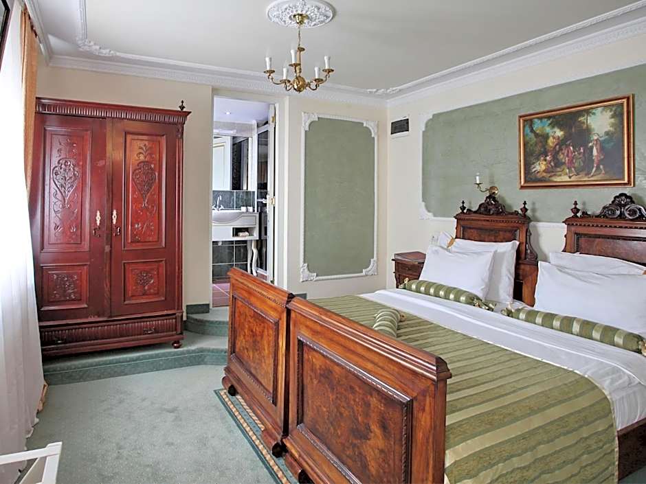 Queen's Astoria Design Hotel