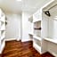 Tropical Oasis - King Beds - Free Netflix & Parking - Fast Wi-Fi