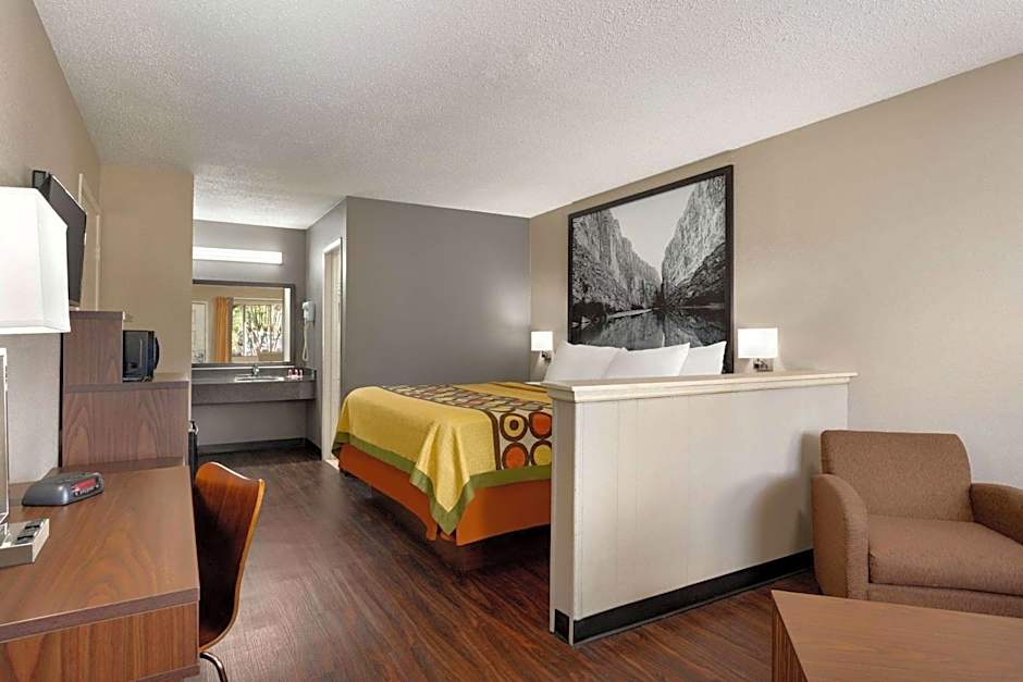 Super 8 by Wyndham Universal City