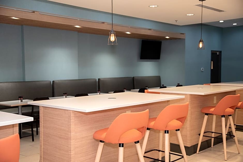 Holiday Inn & Suites - Fayetteville W-Fort Bragg Area, an IHG Hotel