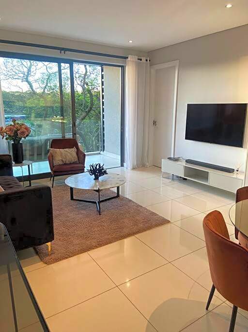 Trendy 2-bed 2-bath Apartment