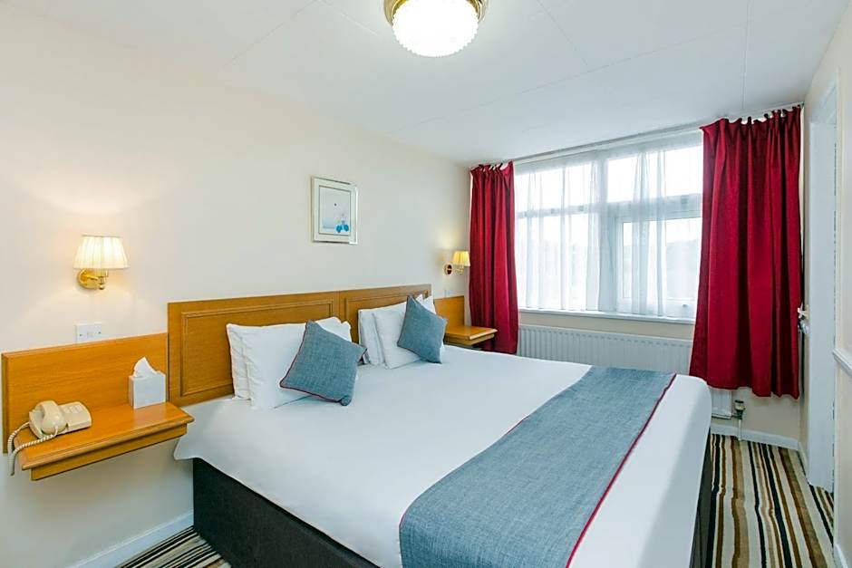 OYO Stade Court Hotel