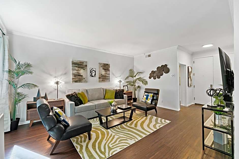 Beverly Hills Gem 1 BR Apt with Parking 218