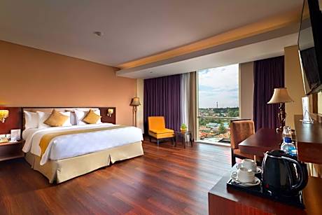 Deluxe Queen Room with City View - Smoking