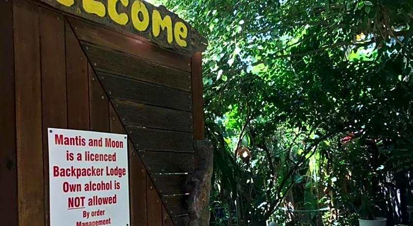 Mantis and Moon Backpackers and Surf Hostel