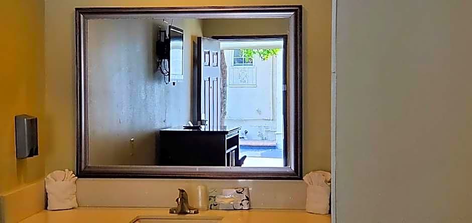 Le Blanc Inn & Suites