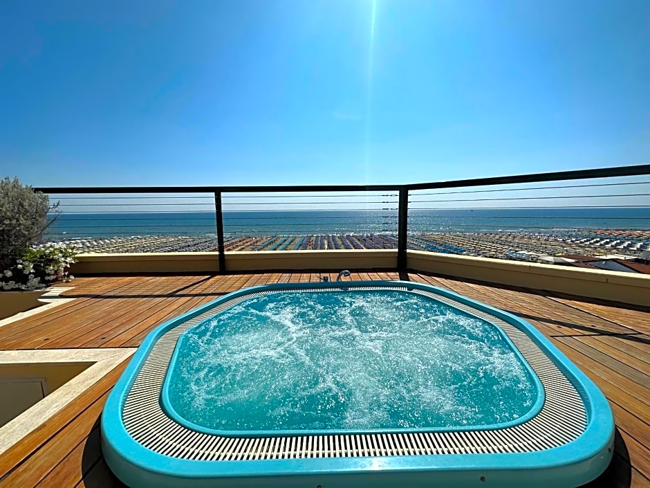 Piccadilly Penthouse with Jacuzzi