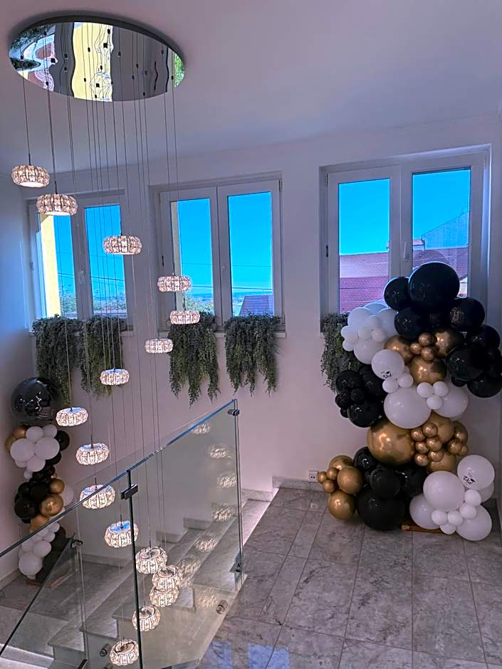 La Luna Premium Deluxe Apartment with Pool & Jacuzzi, Bikes and Covered Parking