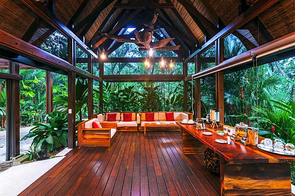 Amor Arenal (Adults Only)