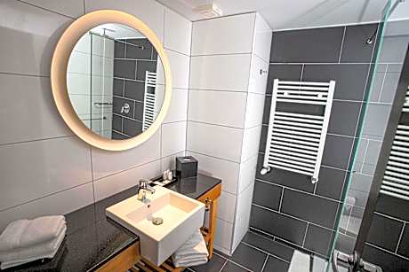 2 Double Beds Lake View