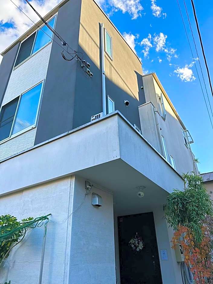 Shinokubo guest house , near shinjuku 100 square meters, 4 bedrooms, 1 living room 1kitchen 2toilet 1bathroom washmachine