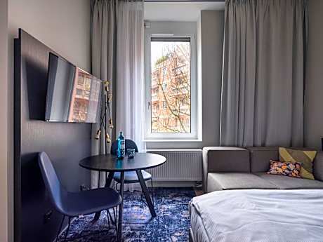 Large Studio with Kitchenette and Air Conditioning, Elevator Access