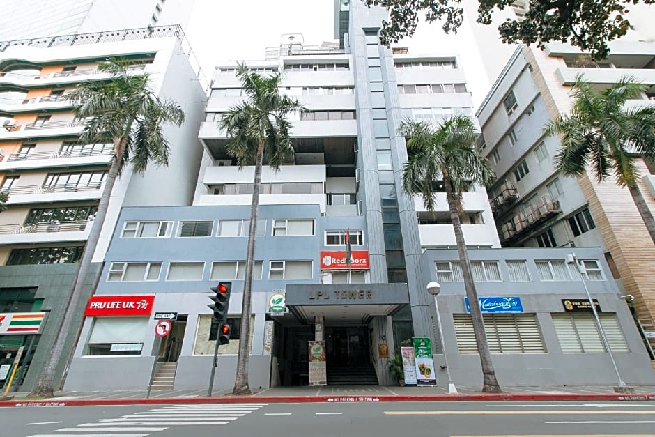 RedDoorz Premium near Greenbelt Makati - Vaccinated Staff