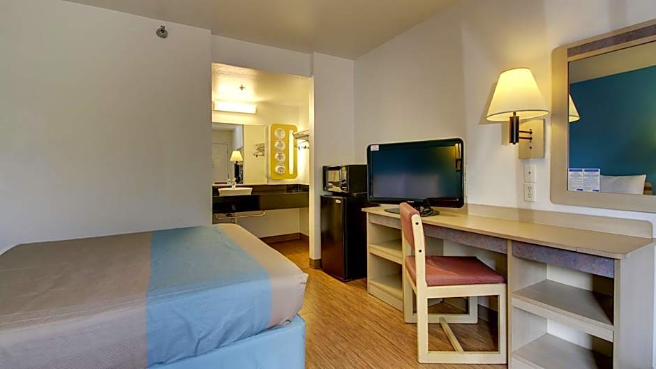 Motel 6-Des Moines, IA - North