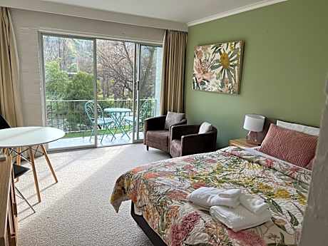 Queen Room with Garden View