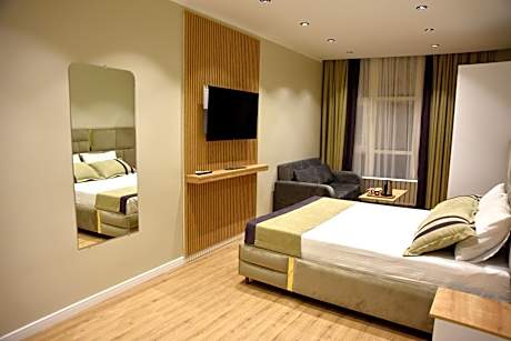 Deluxe Double Room (2 Adults + 1 Child)