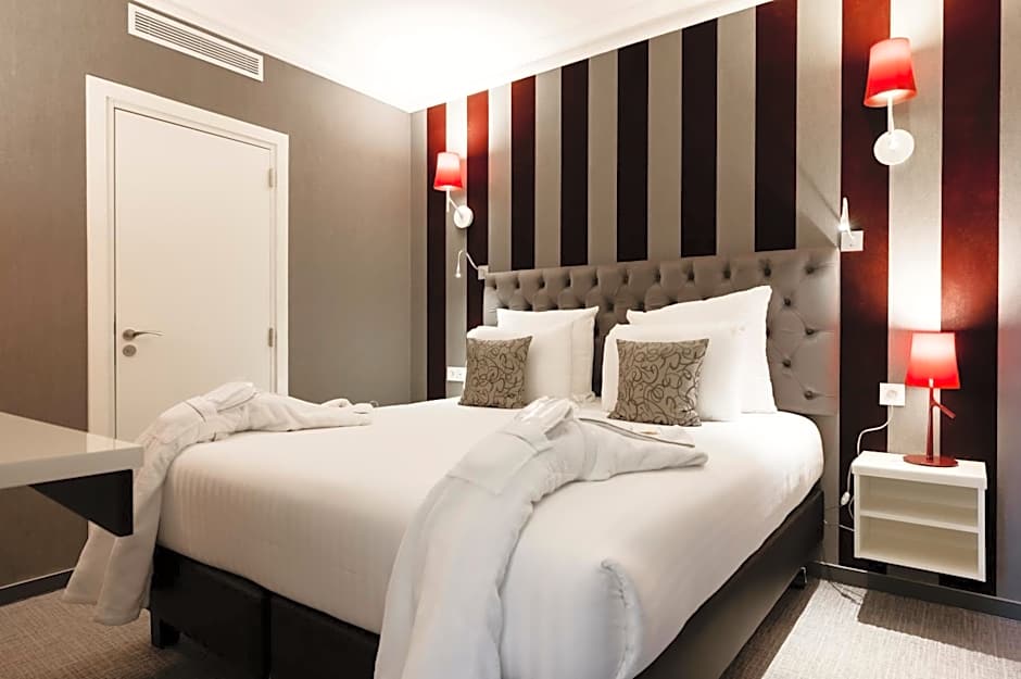 Hotel Dali Val d'Europe Tapestry Collection by Hilton