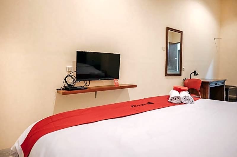 RedDoorz Plus near Plaza Blok M