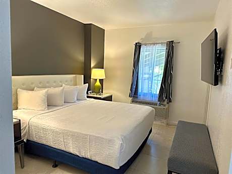 1 King Bed Junior Suite Jetted Tub Non-Smoking